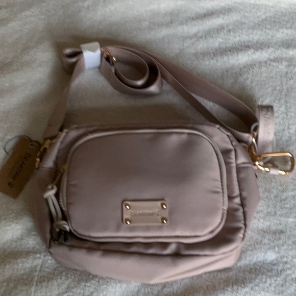 Bearpaw oatmeal crossbody zippered bag - Picture 1 of 6